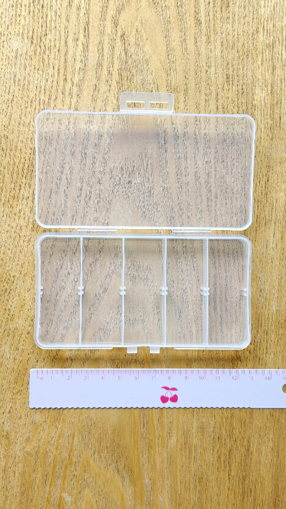 Pieni säilytysrasia viidellä yhtä suurella lokerolla esimerkiksi erilaisten kukkien säilytykseen. Rasia on läpinäkyvä ja noin 13cm leveä