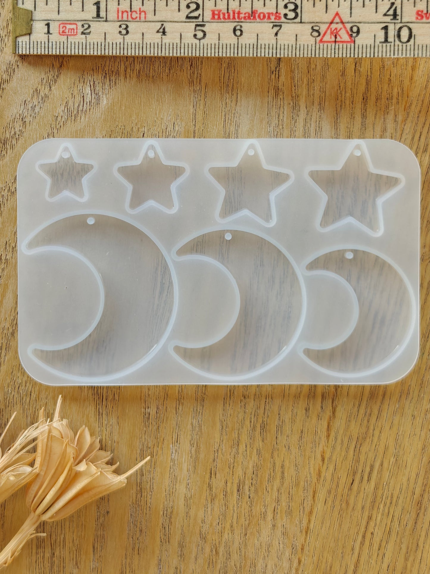 Pieni silikonimuotti, jossa kuu ja tähdet