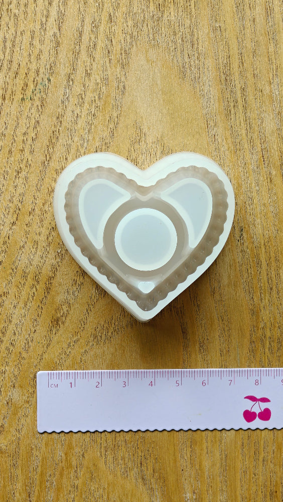 Silikonimuotti, jolla voidaan valmistaa kynttilänjalka osaksi kaunista esillepanoa tai koristeeksi. Käytä valuhartsin/ekohartsin, epoksihartsin tai uv hartsin, eli koruhartsin kanssa.