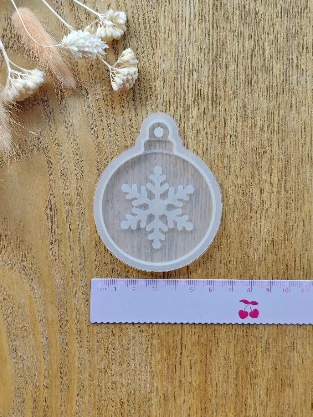 Jouluinen silikonimuotti muodoltaan joulupallo esimerkiksi kuusenkoristeeksi, jossa keskellä lumihiutale. Valmiina reikä ripustamista varten. Käyttö uv hartsin, eli koruhartsin tai kaksikomponenttisen epoksihartsin kanssa