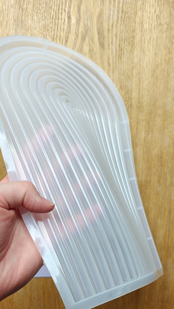 Silikonimuotti kaarimaisen aaltoilevan alustan tai esimerkiksi ikonipohjan valmistukseen. Käytä valuhartsin/ekohartsin tai epoksihartsin kanssa.