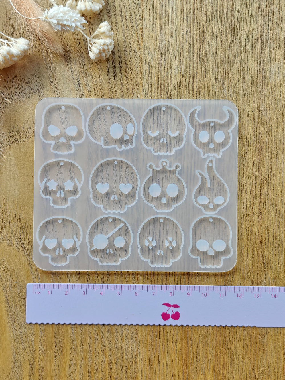 Erilaisia kalloja sisältävä silikonimuotti, jotka sopivat hyvin myös halloween teemaan. Valmiina reikä korunosia varten. Käyttö uv hartsin, eli koruhartsin tai kaksikomponenttisen epoksihartsin kanssa