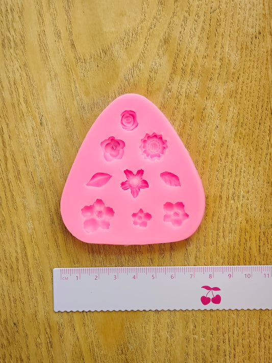 Massailuun tarkoitettu silikonimuotti pienten kukkien ja terälehtien luomiseksi. Käytä esimerkiksi fimo massan kanssa