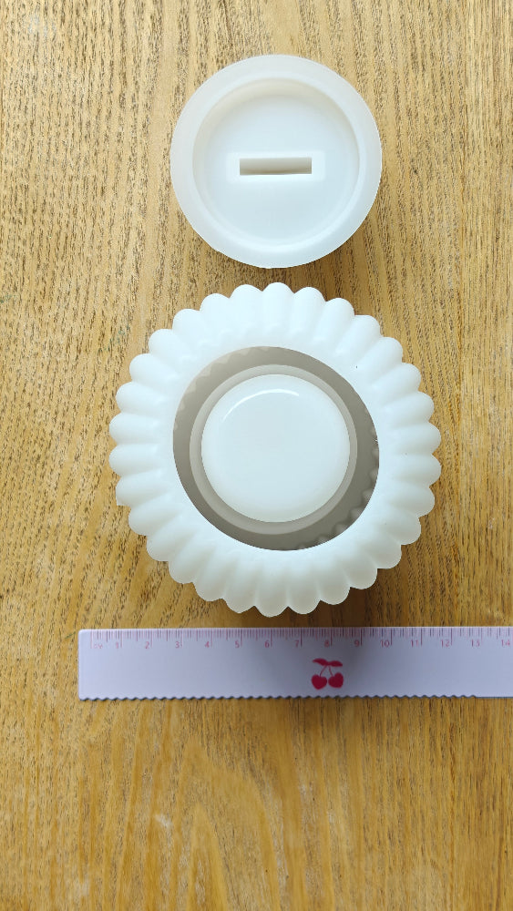 Silikonimuotti purkin valmistukseen. Silikonimuotti, jolla voidaan valmistaa purkki ja kansi osaksi kaunista esillepanoa tai koristeeksi. Valmista tuotetta voidaan käyttää myös maljakkona. Käytä valuhartsin/ekohartsin tai epoksihartsin kanssa.