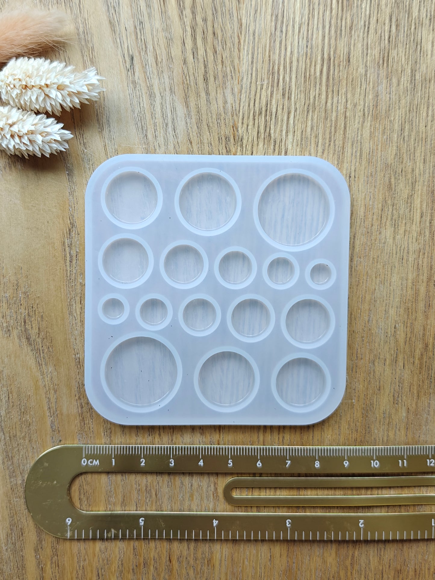 Silikonimuotti - Nappikorvikset, kaareva reuna