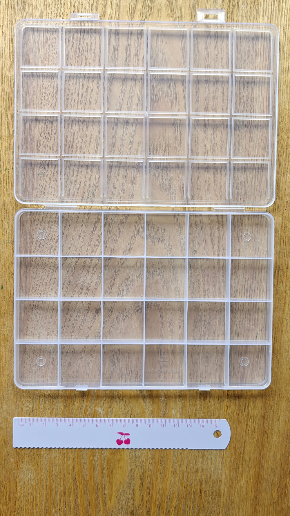 Iso säilytysrasia 24:llä yhtä suurella lokerolla esimerkiksi erilaisten kukkien tai korutarvikkeiden/korunosien säilytykseen. Rasia on läpinäkyvä ja noin 20cm leveä