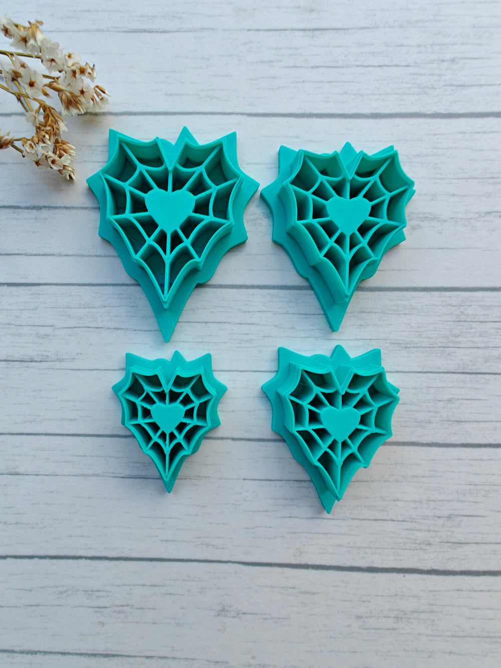 Sydämen muotoinen massamuotti hämähäkinseitti teemalla. Käytetään esimerkiksi fimo tai cernit massojen kanssa korujen tms. luomiseksi