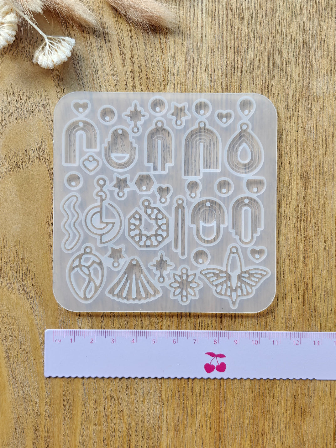 Erilaisia roikkuvia kaaria ja kaksiosaisia muotoja sisältävä silikonimuotti. Valmiina reikä korunosia varten. Käyttö uv hartsin, eli koruhartsin tai kaksikomponenttisen epoksihartsin kanssa