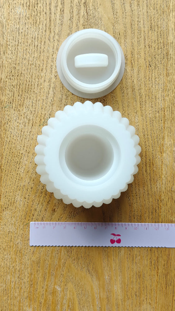 Silikonimuotti, jolla voidaan valmistaa purkki ja kansi osaksi kaunista esillepanoa tai koristeeksi. Valmista tuotetta voidaan käyttää myös maljakkona. Käytä valuhartsin/ekohartsin tai epoksihartsin kanssa. 