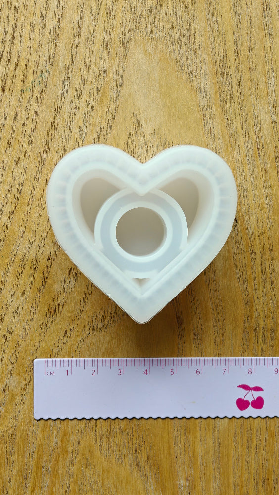 Silikonimuotti, jolla voidaan valmistaa kynttilänjalka osaksi kaunista esillepanoa tai koristeeksi. Käytä valuhartsin/ekohartsin, epoksihartsin tai uv hartsin, eli koruhartsin kanssa. 