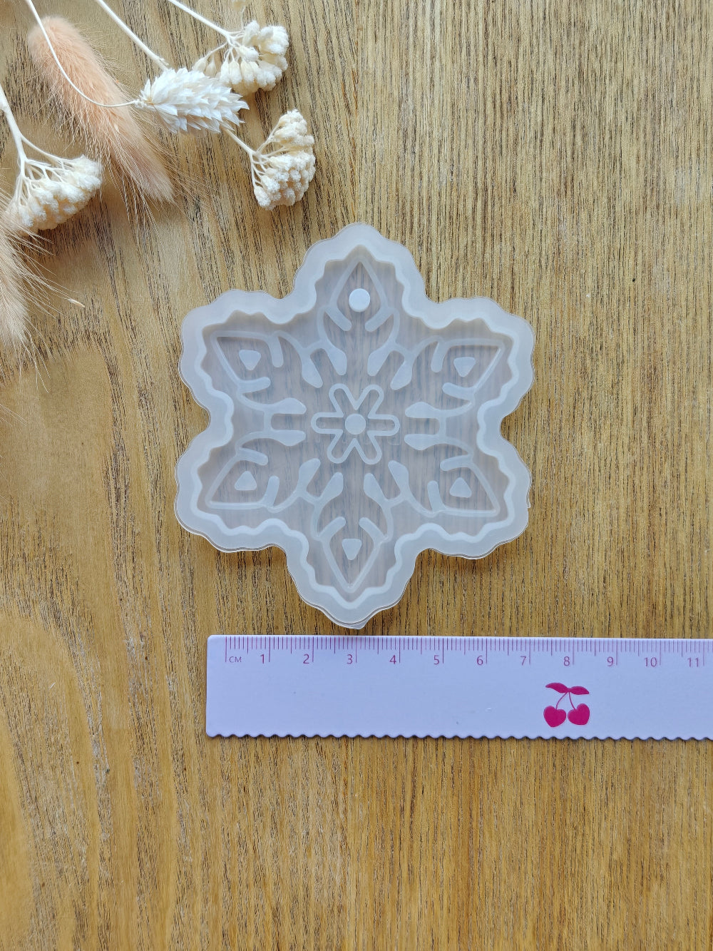 Jouluinen tai talvinen silikonimuotti muodoltaan lumihiutale. Valmiina reikä ripustamista varten. Käyttö uv hartsin, eli koruhartsin tai kaksikomponenttisen epoksihartsin kanssa